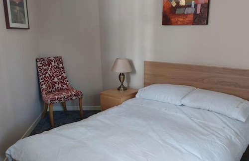 Peebles House | Quirky Crossways Cottage: Family-Friendly Central Retreat