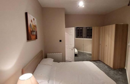 Peebles House | Quirky Crossways Cottage: Family-Friendly Central Retreat