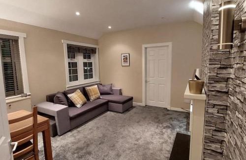 Peebles House | Quirky Crossways Cottage: Family-Friendly Central Retreat