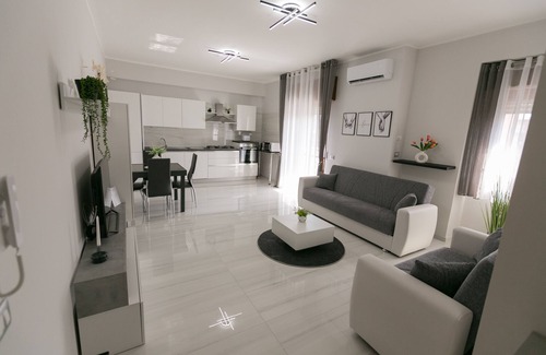 Crotone Apartment | Elegant Croton Apartment: Free Parking & Netflix Included