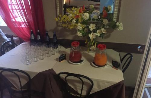 Lezzeno Bed & Breakfast | Relax at Crotto dei Pescatori with Oceanfront Dining