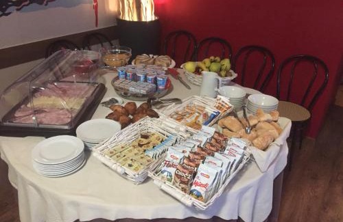 Lezzeno Bed & Breakfast | Relax at Crotto dei Pescatori with Oceanfront Dining