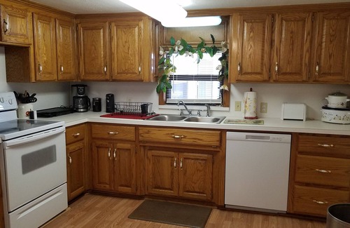 Fort Cobb Cabin | Relax at Crow Roost Lake Cabin, Steps from the Boat Dock