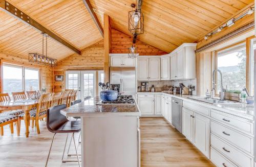 The Dalles House | Inviting Crow's Nest: Family-Friendly with Hot Tub Access