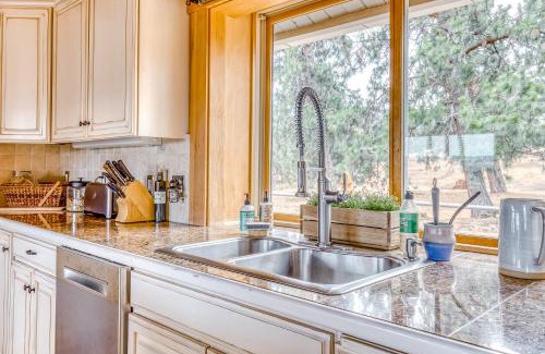 The Dalles House | Inviting Crow's Nest: Family-Friendly with Hot Tub Access