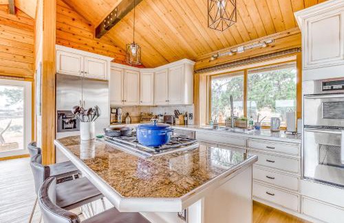 The Dalles House | Inviting Crow's Nest: Family-Friendly with Hot Tub Access