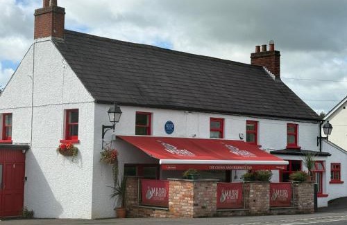 Newtownabbey Apartment | Cozy Crown and Shamrock Inn: Pet-Friendly & Breakfast Included