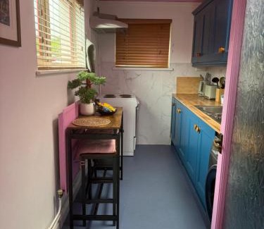Newtownabbey Apartment | Cozy Crown and Shamrock Inn: Pet-Friendly & Breakfast Included
