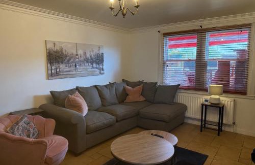 Newtownabbey Apartment | Cozy Crown and Shamrock Inn: Pet-Friendly & Breakfast Included