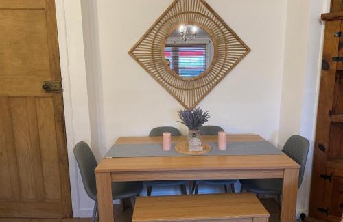 Newtownabbey Apartment | Cozy Crown and Shamrock Inn: Pet-Friendly & Breakfast Included