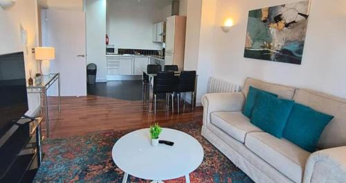 Newcastle-upon-Tyne Apartment | Crown Apartments 4A by Week2Week