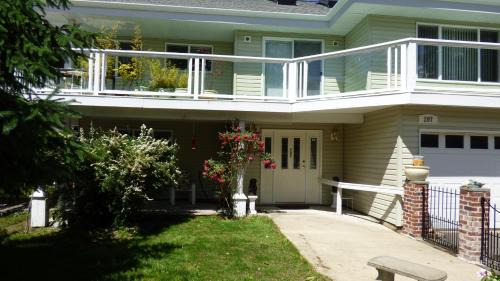 Lake Cowichan Bed & Breakfast | Relaxing Crown House B&B with Pool and Oceanfront Views