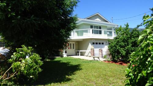 Lake Cowichan Bed & Breakfast | Relaxing Crown House B&B with Pool and Oceanfront Views