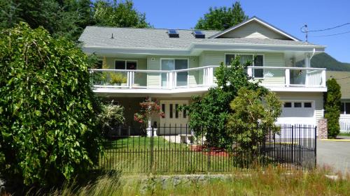 Lake Cowichan Bed & Breakfast | Relaxing Crown House B&B with Pool and Oceanfront Views