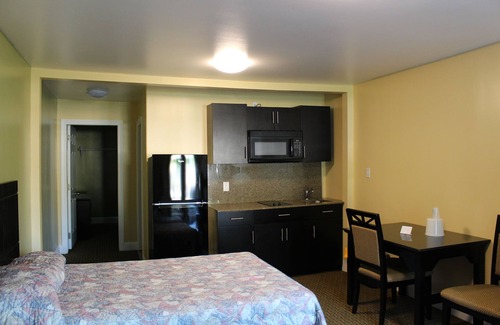 Yorktown Hotel | Budget-Friendly Stay at Crown Inn Motel with Breakfast & Kitchen