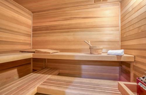 Lincoln Beach House | Experience Crown Jewel: Family-Friendly with Breakfast & Hot Tub