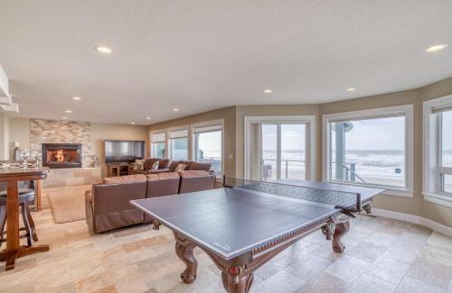 Lincoln Beach House | Experience Crown Jewel: Family-Friendly with Breakfast & Hot Tub