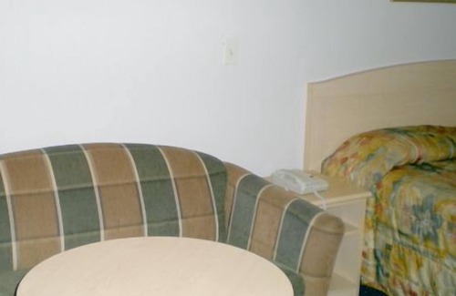 Oakland Hotel | Budget-Friendly Crown Lodge Motel with Breakfast & Family Amenities