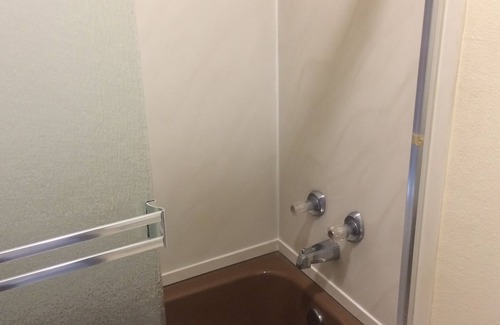 Oakland Hotel | Budget-Friendly Crown Lodge Motel with Breakfast & Family Amenities