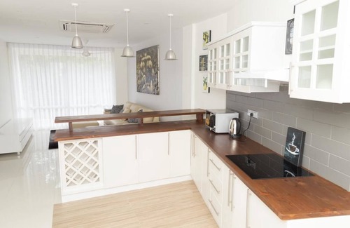 Kirula Apartment | Cozy Crown Properties: Family-Friendly with Hot Tub & Kitchen