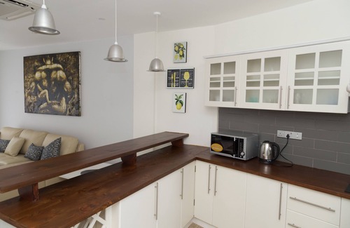 Kirula Apartment | Cozy Crown Properties: Family-Friendly with Hot Tub & Kitchen