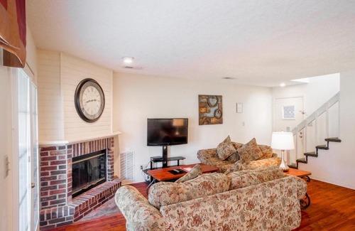 Gautier Hotel | Family-Friendly Crown Resorts at Hickory Hills with Pool Access