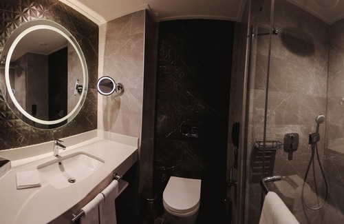 Yenimahalle Hotel | Experience Crowne Plaza Ankara: 5-Star Comfort Awaits