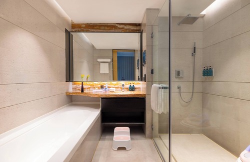 Wangjing Hotel | Premier Stay at Crowne Plaza Beijing Lido, 4-Star Comfort