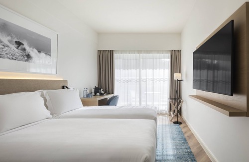 Costa de Caparica Hotel | Elegant Crowne Plaza Caparica Lisbon with Ocean View Pool