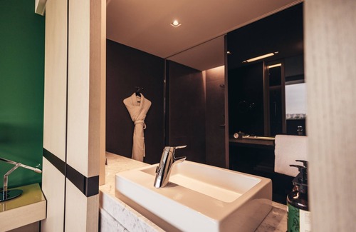 Cointrin Hotel | Premier Crowne Plaza Geneva: 4-Star Comfort & Amenities