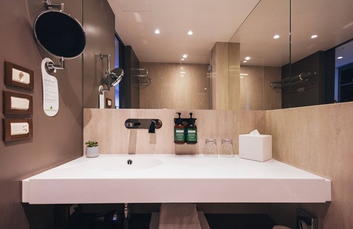 Cointrin Hotel | Premier Crowne Plaza Geneva: 4-Star Comfort & Amenities