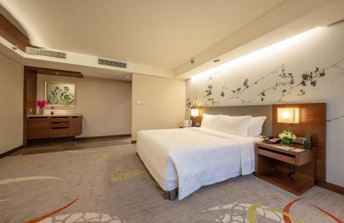 Yuexiu Hotel | Indulge at Crowne Plaza Guangzhou City Centre with Skyline Views