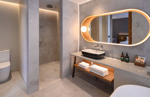 Hobart Central Business District Hotel | Indulge at Crowne Plaza Hobart - 4-Star Comfort Awaits