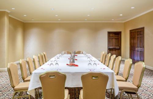 Mission Valley West Resort | Pet-Friendly Crowne Plaza Hotel Mission Valley with Pool & Breakfast