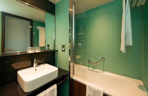 Surbiton Hotel | Discover Crowne Plaza London - Kingston: 4-Star Comfort Awaits