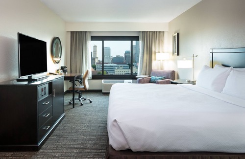 Pinch District Hotel | Convenient Crowne Plaza Memphis Downtown Hotel with Pool