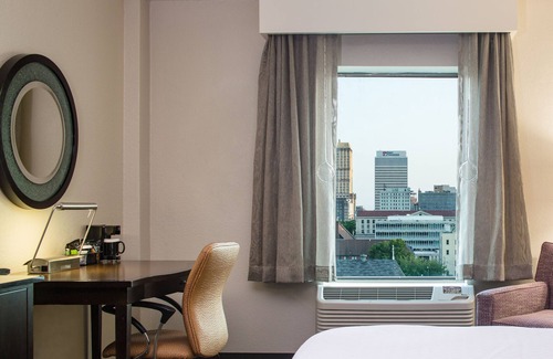 Pinch District Hotel | Convenient Crowne Plaza Memphis Downtown Hotel with Pool