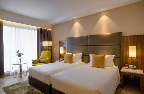 Embakasi Hotel | Elegant Crowne Plaza Nairobi Airport: Spa & Pool Amenities