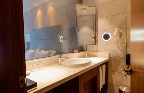 Embakasi Hotel | Elegant Crowne Plaza Nairobi Airport: Spa & Pool Amenities