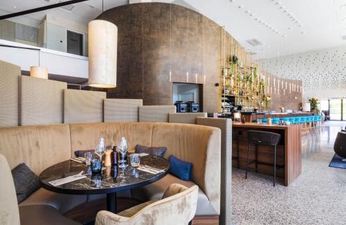 L'Arenas Hotel | Pet-Friendly Comfort at Crowne Plaza Nice - Grand Arenas