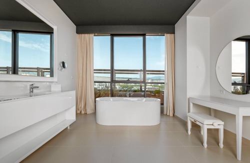 Podgorica Hotel | Experience CUE Podgorica: 4-Star Retreat with Pool & Spa