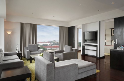 Pune Hotel | Stylish Crowne Plaza Pune City Centre with Spa & Pool Access