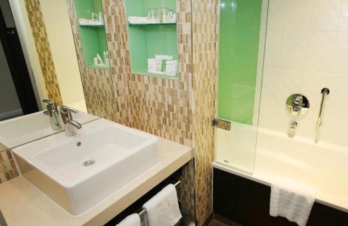 Winnersh Hotel | Inviting Crowne Plaza Reading East: Pool, Spa & Great Reviews