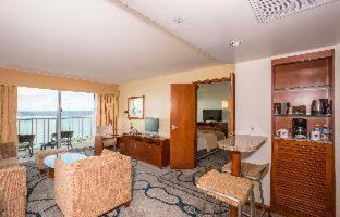 Tumon Hotel | Unwind at Crowne Plaza Resort Guam with Oceanfront Views