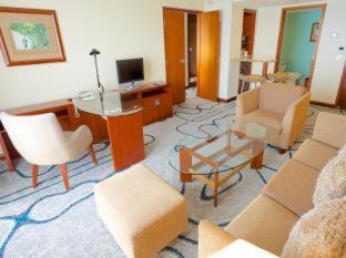 Tumon Hotel | Unwind at Crowne Plaza Resort Guam with Oceanfront Views