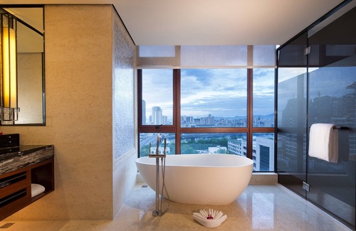 Jiyang Hotel | Relax at Crowne Plaza Sanya City Center - 4-Star Comfort