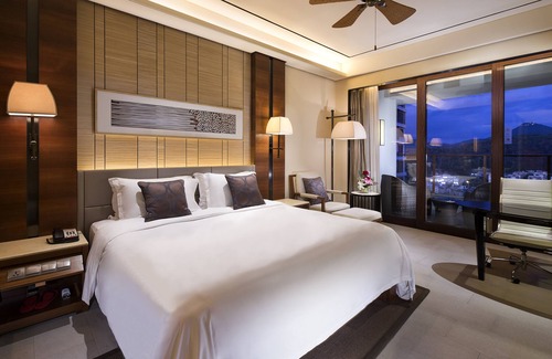 Jiyang Hotel | Relax at Crowne Plaza Sanya City Center - 4-Star Comfort