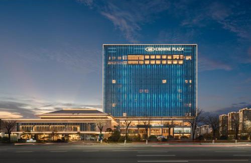 Shangluo Hotel | Experience Crowne Plaza Shangluo: Oceanfront & Pool Access