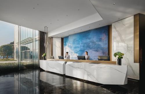 Shangluo Hotel | Experience Crowne Plaza Shangluo: Oceanfront & Pool Access