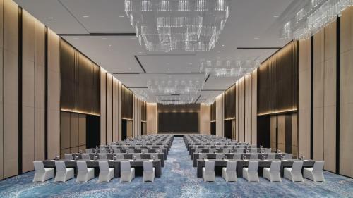 Shangluo Hotel | Experience Crowne Plaza Shangluo: Oceanfront & Pool Access